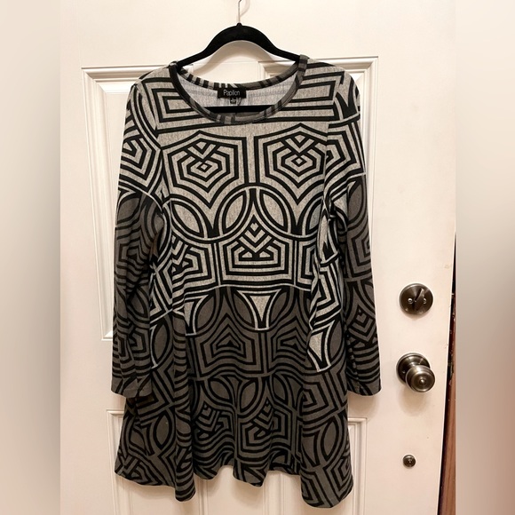 Papillon Large print multi grey sweater dress with two side pockets. Very cozy. - Picture 2 of 8